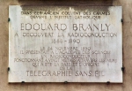 Мемориальная доска на здании музея Бранли на rue d'Assas в Париже