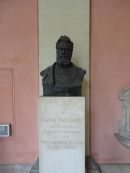 Памятник Л. Больцману во внутреннем дворике Венского университета