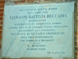 Мемориальная доска Дж. Беккариа на на башне в Мондови, Италия.