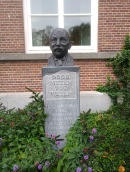Памятник Г. Камерлинг-Оннесу в Лейдене/ Фото В.Е. Фрадкина, 2019