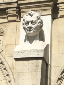 Бюст Андре Мари Ампера на здании Lycee polyvalent Voltair в Париже (101 avenue de la République Paris)