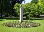 Бюст Бранли в Люксембургском саду в Париже