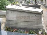 Надгробие де Жена на кладбище в Монтаржи. ИСточник: https://www.wikidata.org/wiki/Q187224#/media/File:Tombe_Pierre-Gilles_de_Gennes,_Cimeti%C3%A8re_de_Montrouge.jpg