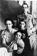 И.и Ф. ЖОЛИО-КЮРИ с детьми Элен и Пьером, 1935