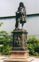 ЛЕЙБНИЦ Готфрид Вильгельм (Leibniz Gottfried Wilhelm). Паятник в Лейпциге (работы Э. Хенеля)