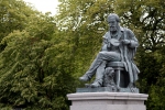 МАКСВЕЛЛ Джеймс Клерк (Maxwell James Clerk).  Памятник в Эдинбурге