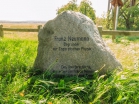 Мемориальный камень, посвященный Ф. Нейману, в биосферном заповеднике Шорфхайде-Хорин между двумя селами Parlow и Glambeck (открыт в 1999 году). Источник:  http://www.w-volk.de/museum/memori15.htm