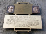 Мемориальная доска О. Штерну и В. Герлаху во Франкфурте-на-Майне
