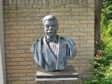 Бюст П. Зеемана в Зоннемайре рядом с домом, в котором он родился. Источник:http://www.amicabedandbreakfast.nl/omgeving/