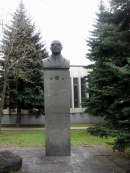 Памятник Я.Б. Зельдовичу на ул. Сурганова в Минске
