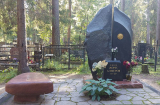 Надгробие Ж.И. Алфёрова на Комаровском кладбище. Фото В.Е. Фрадкина, сентябрь 2022