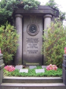 Надгробие А. Тёплера на Johannisfriedhof in Dresden. Источник: Von Paulae - Eigenes Werk, CC BY-SA 3.0, https://commons.wikimedia.org/w/index.php?curid=4846869