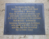 Мемориальная доска Р. Бойлю и Р. Гуку в на здании колледжа в Оксфорде на противоположной стороне мемориала П. Шелли