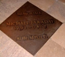 Памятный камень в честь М.Фарадея в Вестминстерском аббатстве