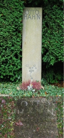 Памятник на могиле О. Гана и могильная плита перед ним. Stadtfriedhof Göttingen  Gottingen Göttinger Landkreis Lower Saxony (Niedersachsen), Germany. Источник: http://www.findagrave.com/