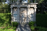 Надгробие А. Бухерера на Sudfriedhof в Бонне. Источник: https://commons.wikimedia.org/wiki/File:Suedfriedhof_Bonn_-_Grab_Bucherer.jpg