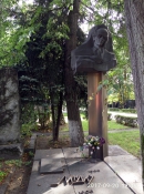 Могила Л.Д. Ландау на Новодевичьем кладбище/ Фото В.Е. Фрадкина, 2017