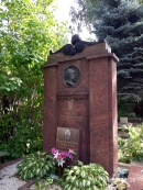 Могила П.Н. Лебедева на Новодевичьем кладбище. Фото В.Е. Фрадкина, 2017