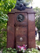 Могила П.Н. Лебедева на Новодевичьем кладбище. Фото В.Е. Фрадкина, 2017