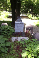 Надгробие И.Д. Менделеева рядом с могилой отца на Литераторских мостках. Фото В.Е. Фрадкина, 2004