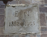 Надгробие Э. Нетер под стенами Библиотеки Кэри Томас Колледжа Брин-Мор, Пенсильвания, США