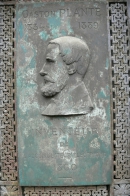 Барельеф на могиле Г. Планте на кладбище Перлашез. Источник: http://www.perelachaisesculpture.com/gallery73/