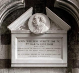 Мемориал лорда Рэлея в Chapel of St. Andrew в Вестминстерском аббатстве. Источник: http://www.westminster-abbey.org/our-history/people/john-strutt,-lord-rayleigh