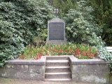 Надгробие на семейном месте Рентгенов на Alter Friedhof  Giessen Gießener Landkreis Hessen, Germany  Источник: http://www.findagrave.com/cgi-bin/fg.cgi?page=gr&amp;GRid=128765985