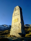 Мемориал Дж. Тиндалю в районе Belalp Швейцарских Альпах