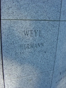 Плита Г. Вейля в колумбарии Princeton Cemetery, Princeton, Mercer County, New Jersey, USA. Источник: https://www.findagrave.com/memorial/60572577/hermann-weyl