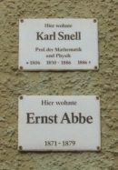 Эрнст Аббе. Памятная табличка в Йене, Neugasse 23 (Германия). Источник: http://www.w-volk.de/museum/plaque76.htm