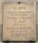 Мемориальная доска в Париже на доме по ул. Воклен, 10. Рядом стояло ныне утраченное здание (&quot;Сарай&quot;), в котором находилась лаборатория супругов Кюри.