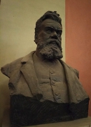 Памятник Л. Больцману во внутреннем дворике Венского университета. Фото В.Е. Фрадкина