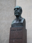 Памятник Н. Бору в Копенгагене