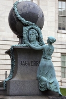 Статуя Луи-Жака-Манде Дагерра в Смитсоновском центре американского искусства и портрета Дональда Рейнольдса. Источник: https://www.vintprint.com/products/usb9439