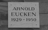 ЭЙКЕН (Ойкен) Арнольд Томас (Eucken Arnold Thomas). Мемориальная доска в Гёттингене.