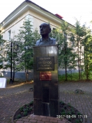 Памятник Г.Н. Флёрову в Дубне. Фото В.Е. Фрадкина, 2017
