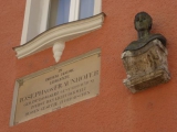 ФРАУНГОФЕР Йозеф (von Fraunhofer Joseph). Бюст и памятная доска на доме, в котором он родился в Штраубинге