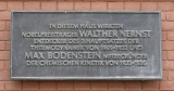 Мемориальная доска на здании бывшего Института физико-химических исследований в Берлине. Источник: https://goo.gl/K3H8vg