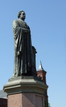 Памятник Дж. Генри перед главным зданием Смитсоновского института в Вашингтоне