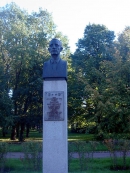 Бюст Ю.Б. Харитона в Парке Победы в Санкт-Петербурге