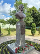 Бюст Р.В. Хохлова в Ливнах