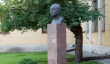 Бюст Б.П. Константинова перед зданием ФТИ в Санкт-Петербурге