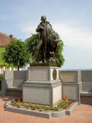 ЛАПЛАС Пьер Симон (Laplace Pierre-Simon). Памятник в Beamont-en-Auge
