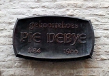 Табличка на доме в Маастрихте, в котором родился П. Дебай