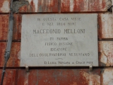 Мемориальная доска на фасаде его дома на via Moretti в Портичи