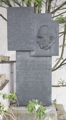 Памятник О. Гану в Берлин-Далеме