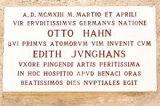 Мраморная доска на латинском языке, посвященная медовому месяцу Отто Хана и его жены Эдит в Пунта-Сан-Виджилио на озере Гарда в Италии в марте и апреле 1913 года. (Представлен графом Гульельмо Гуаренти ди Бренцоном в 1983 году).