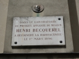 Мемориальная доска на улице Кювье, д. 57 в Париже, где располагалась лаборатория прикладной физики Музея естествознания, в которой работал А. Беккерель.