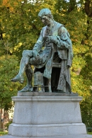 Памятник К. Шееле в Стокгольме.
